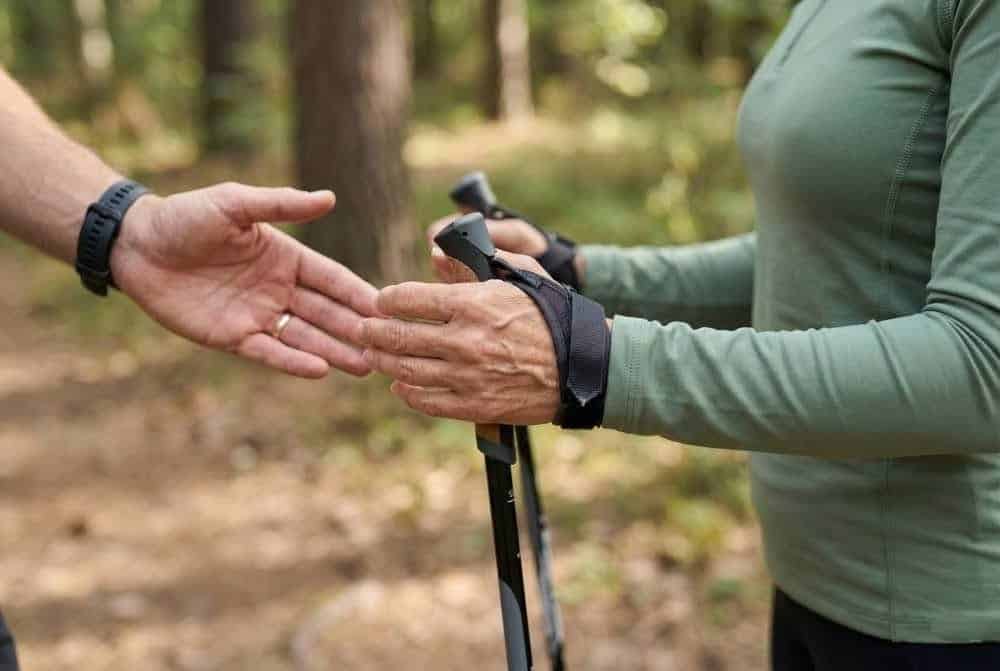 Nordic Walking Verletzungen 1 Nahaufnahme korrekte Nordic Walking Stockhaltung mit Trainer-Anleitung zur Verletzungsprävention