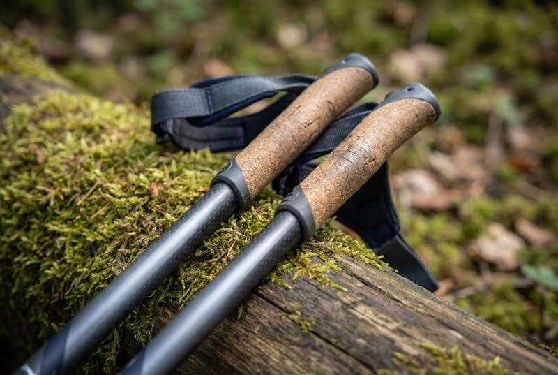 Nordic Walking Stöcke Länge: So finden Sie die richtige Größe 2 Nahaufnahme hochwertiger Nordic Walking Stöcke mit Griff und Schlaufen-Befestigungspunkt auf natürlichem Untergrund